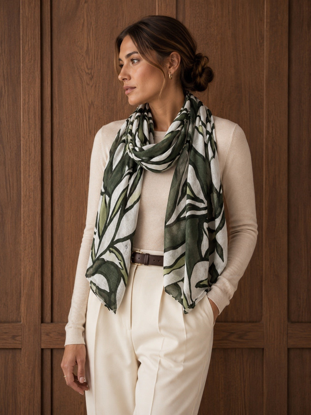 Foulard en viscose vert olive à grandes feuilles porté noué