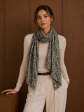 Foulard en viscose kaki à petit imprimé fleuri porté en double tour