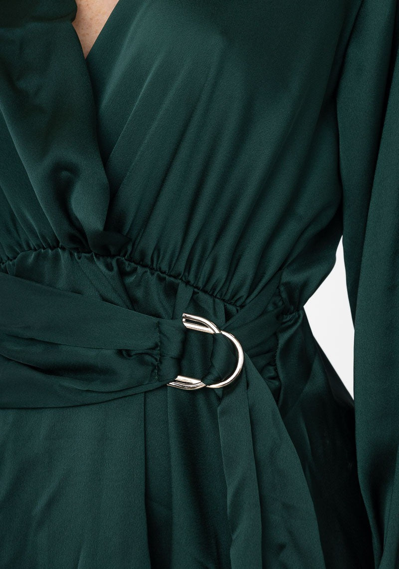 Robe courte satinée vert sapin profil